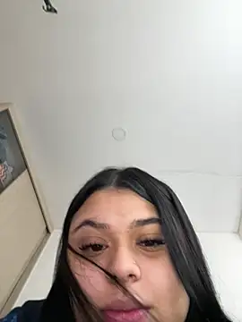 Snapshot of alissonfernandez_ chatting on February 23, 1:42 pm alissonfernandez online show from February 23, 1:42 pm