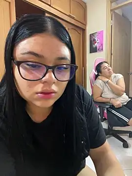 Snapshot of alissonfernandez_ chatting on October 21, 3:35 pm alissonfernandez online show from October 21, 3:35 pm