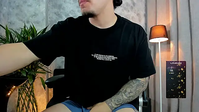 boyc022  online show from December 18, 10:21 am