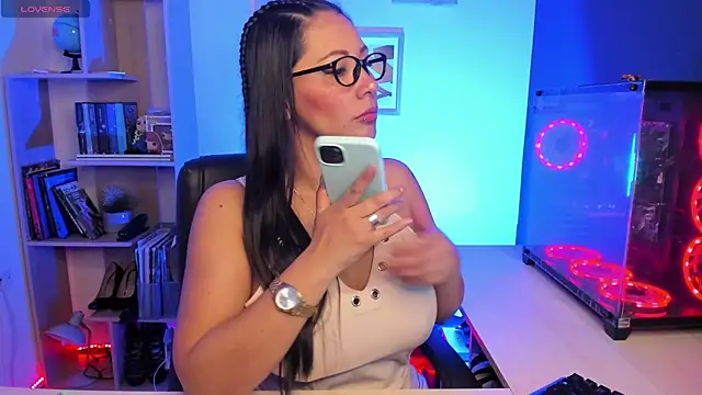 Sue Wolls online show from February 12, 4:00 pm