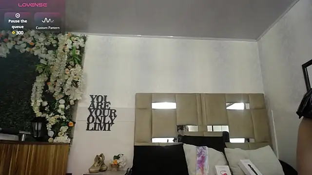 Queenjenn   online show from January 6, 3:19 pm