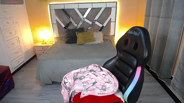 Snapshot of Kate_Laurence_ chatting on February 8, 3:41 am Kate Laurence online show from February 8, 3:41 am