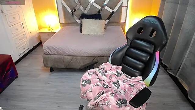 Snapshot of Kate_Laurence_ chatting on March 11, 10:20 pm Kate Laurence online show from March 11, 10:20 pm