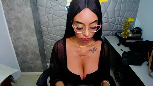 Tiffanny online show from March 9, 3:49 pm