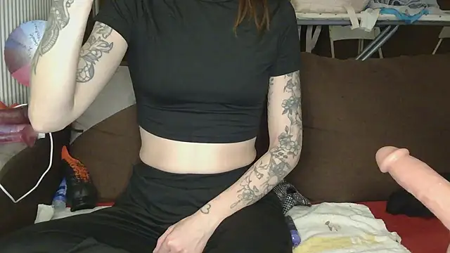 liloucamchaudee online show from February 15, 8:05 pm