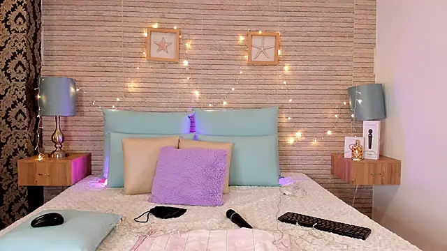 Snapshot of Catalinna_Thompson chatting on December 17, 12:00 pm Catalinna Thompson online show from December 17, 12:00 pm