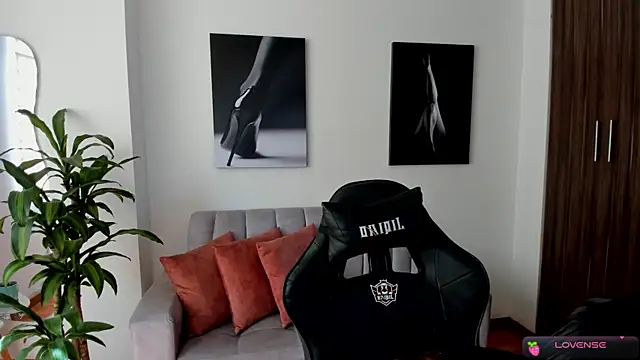 Emmy petit online show from December 13, 3:11 pm