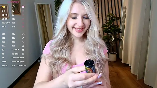 Snapshot of Evacadooo chatting on May 17, 8:34 am Evacadooo online show from May 17, 8:34 am