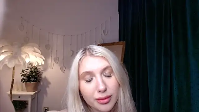 Snapshot of Evacadooo chatting on May 29, 2:53 am Evacadooo online show from May 29, 2:53 am