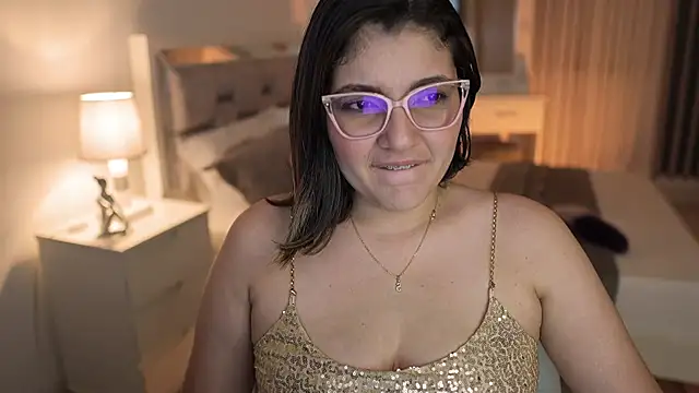 Snapshot of Camilaa_bueno chatting on December 24, 1:49 am Camilaa bueno online show from December 24, 1:49 am