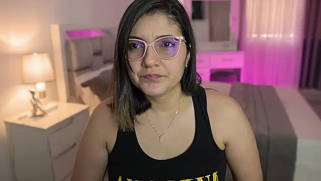 Snapshot of Camilaa_bueno chatting on January 1, 5:55 pm Camilaa bueno online show from January 1, 5:55 pm