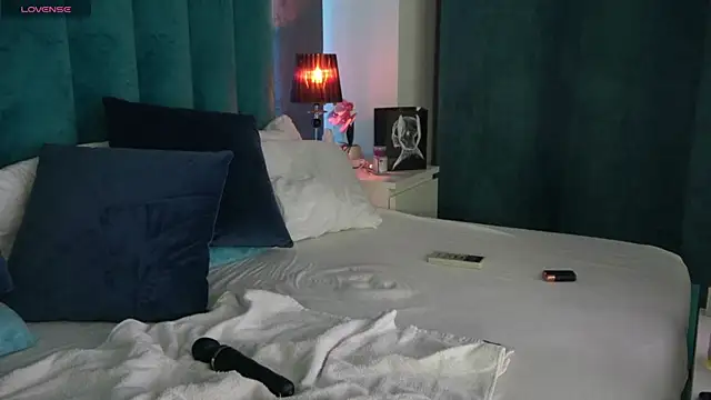 LauraMirage online show from February 12, 1:30 am