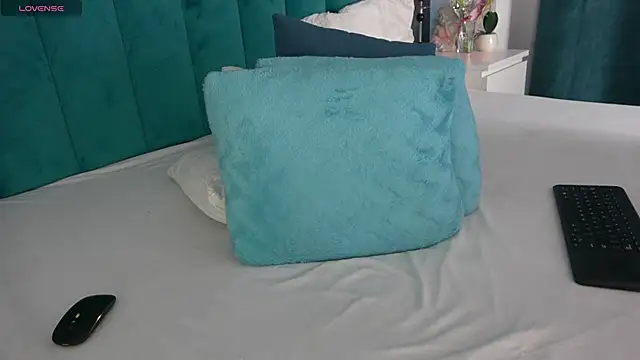 LauraMirage online show from March 5, 10:00 am