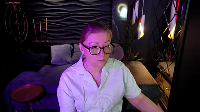 AlexandraKind online show from March 19, 1:40 pm