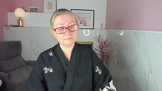 AlexandraKind online show from October 18, 1:45 pm