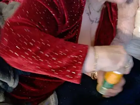 housewife shantie online show from February 15, 7:06 am