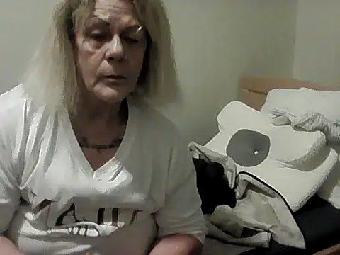 housewife shantie online show from November 15, 3:19 pm