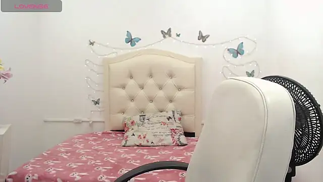 Snapshot of elly_willis chatting on December 15, 11:09 pm elly willis online show from December 15, 11:09 pm