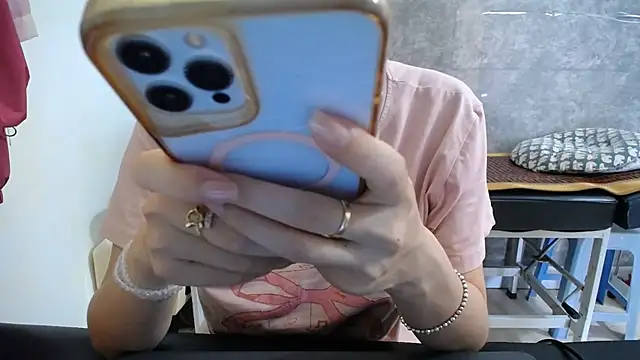 Snapshot of HotQueen chatting on June 1, 2:13 am HotQueen online show from June 1, 2:13 am
