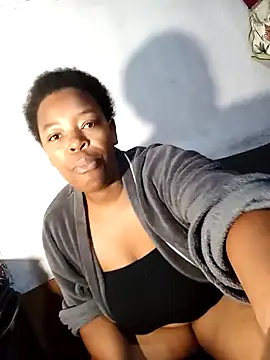 Snapshot of curvyloneah75 chatting on February 18, 6:48 am curvyloneah75 online show from February 18, 6:48 am