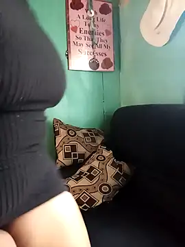 Snapshot of curvyloneah75 chatting on February 20, 6:17 am curvyloneah75 online show from February 20, 6:17 am