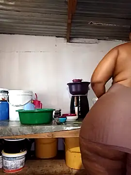 Snapshot of curvyloneah75 chatting on November 6, 6:03 am curvyloneah75 online show from November 6, 6:03 am