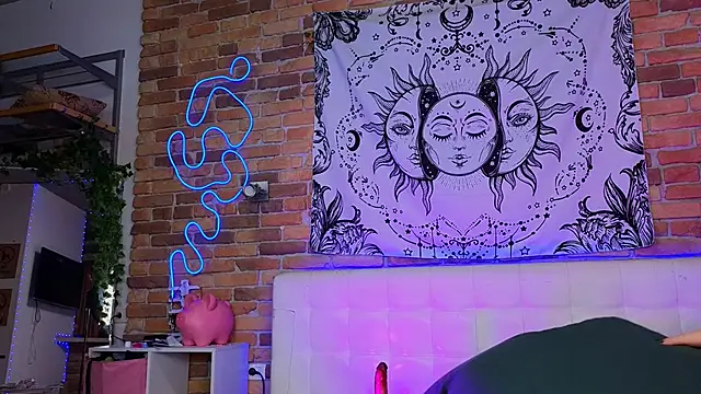 Snapshot of LinaQik chatting on February 17, 8:04 pm LinaQik online show from February 17, 8:04 pm