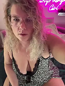 CurvyAnonymousGirl89 online show from November 13, 5:45 pm