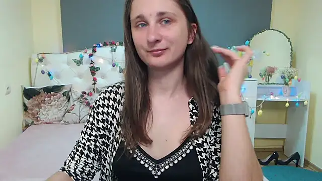 MichelLeee online show from April 2, 11:30 am