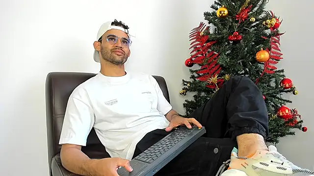 andrewChris  online show from November 30, 8:02 pm