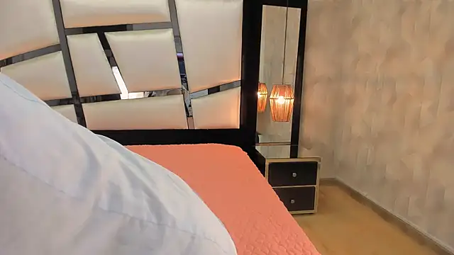 Snapshot of AriannaRussell_ chatting on September 15, 2:06 pm AriannaRussell online show from September 15, 2:06 pm