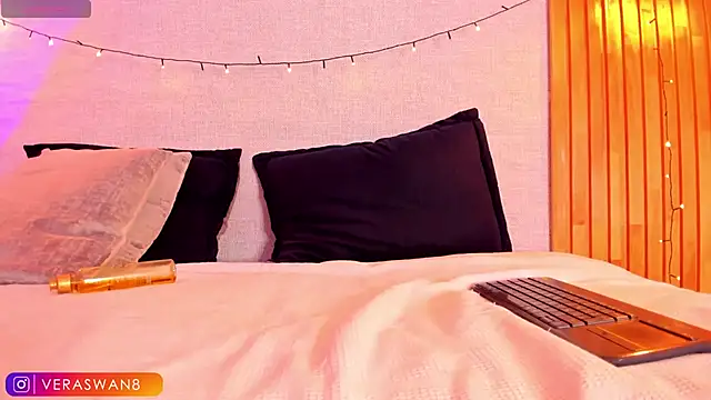 Snapshot of MoonSwan1 chatting on January 8, 12:38 am MoonSwan1 online show from January 8, 12:38 am