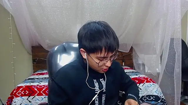 Snapshot of AndrewPherson chatting on February 7, 12:28 pm AndrewPherson online show from February 7, 12:28 pm