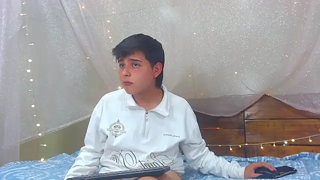 Snapshot of AndrewPherson chatting on February 20, 6:13 pm AndrewPherson online show from February 20, 6:13 pm