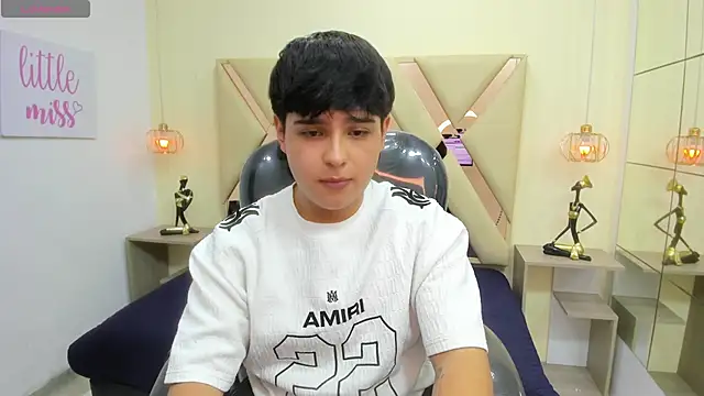 Snapshot of AndrewPherson chatting on April 11, 1:37 pm AndrewPherson online show from April 11, 1:37 pm