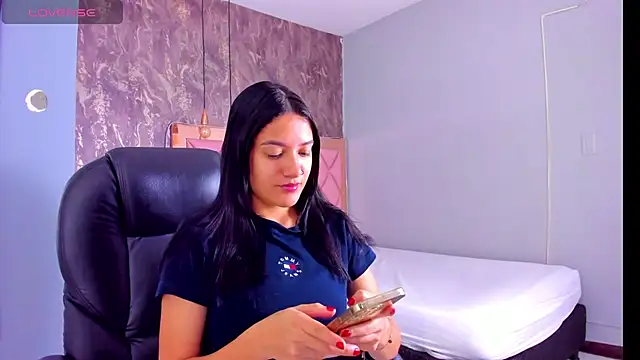 SKYLERWHIITEE online show from January 6, 4:04 am