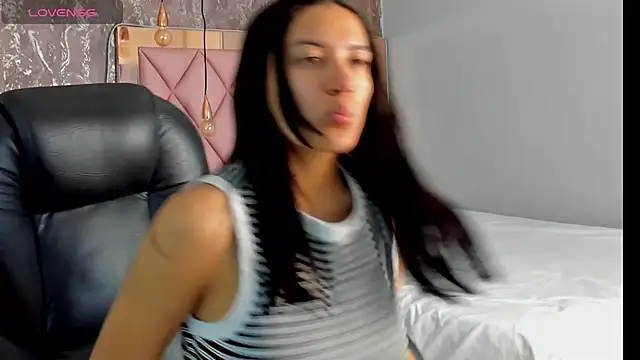 SKYLERWHIITEE online show from January 8, 8:49 am