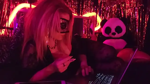 Snapshot of anonymouszN chatting on January 8, 8:29 pm anonymouszN online show from January 8, 8:29 pm