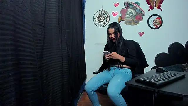 Snapshot of thakytona chatting on December 12, 1:21 am thakytona online show from December 12, 1:21 am