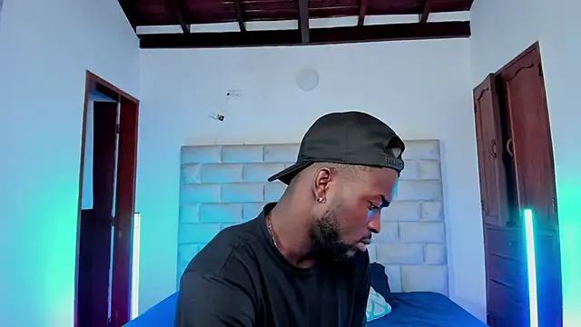 Snapshot of Dylan_Taylor chatting on November 28, 12:41 pm Dylan Taylor online show from November 28, 12:41 pm