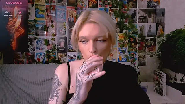 Snapshot of Simona_Rain chatting on October 26, 11:42 pm Simona Rain online show from October 26, 11:42 pm