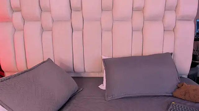 Radiant Naomi online show from April 18, 11:25 am