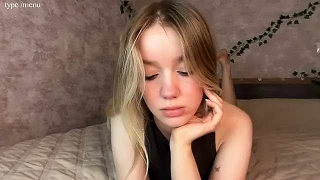 Snapshot of cutiemia0 chatting on June 25, 5:12 am cutiemia0 online show from June 25, 5:12 am