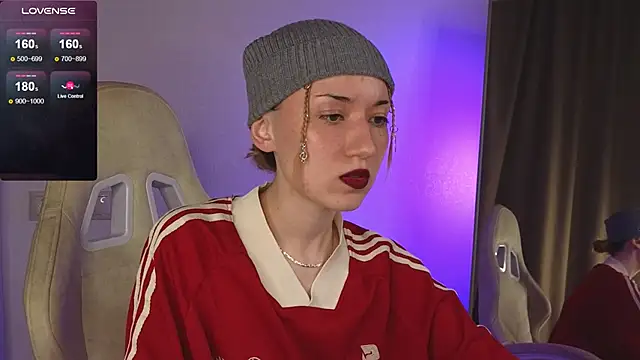 Maddy Garcia online show from December 8, 5:33 pm