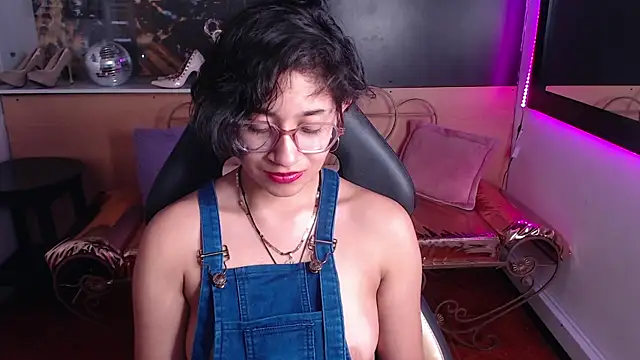Snapshot of Lili_Gomez_ chatting on October 7, 1:30 pm Lili Gomez online show from October 7, 1:30 pm