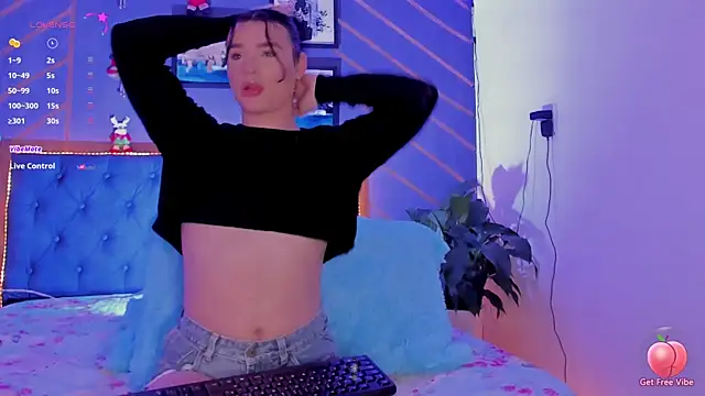 elafranco  online show from December 8, 8:25 pm