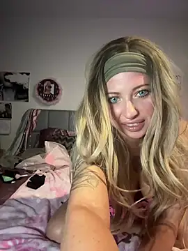 Snapshot of Hollyhudson123 chatting on March 19, 10:00 am Hollyhudson123 online show from March 19, 10:00 am