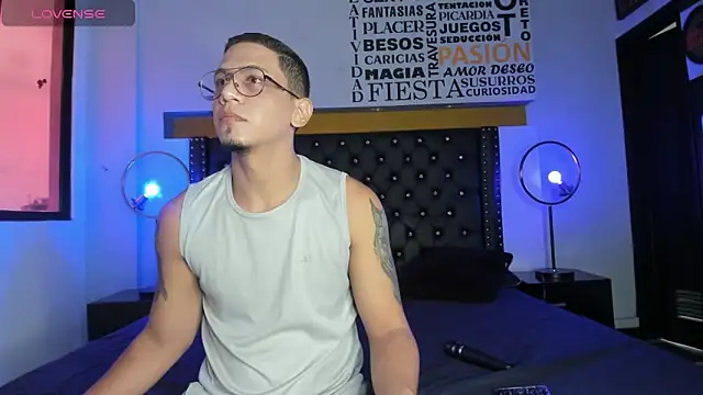 Snapshot of JoshMillerr_ chatting on March 7, 8:00 pm JoshMillerr online show from March 7, 8:00 pm