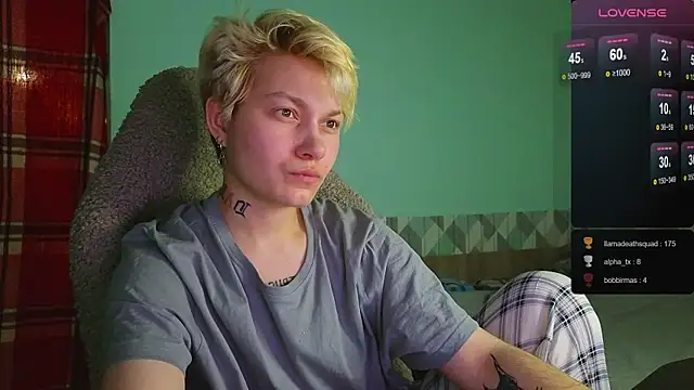 Snapshot of esajukyy chatting on December 18, 3:44 pm esajukyy online show from December 18, 3:44 pm