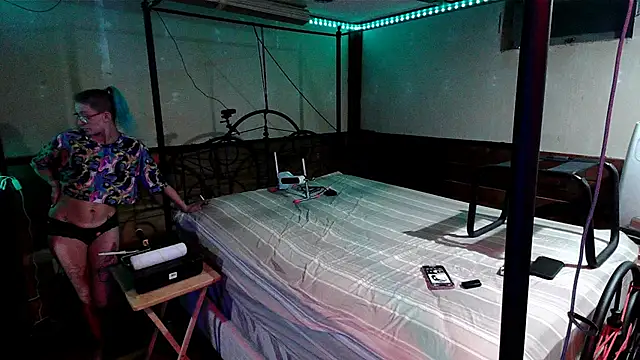 Snapshot of Stonermama666420 chatting on October 16, 3:51 am Stonermama666420 online show from October 16, 3:51 am